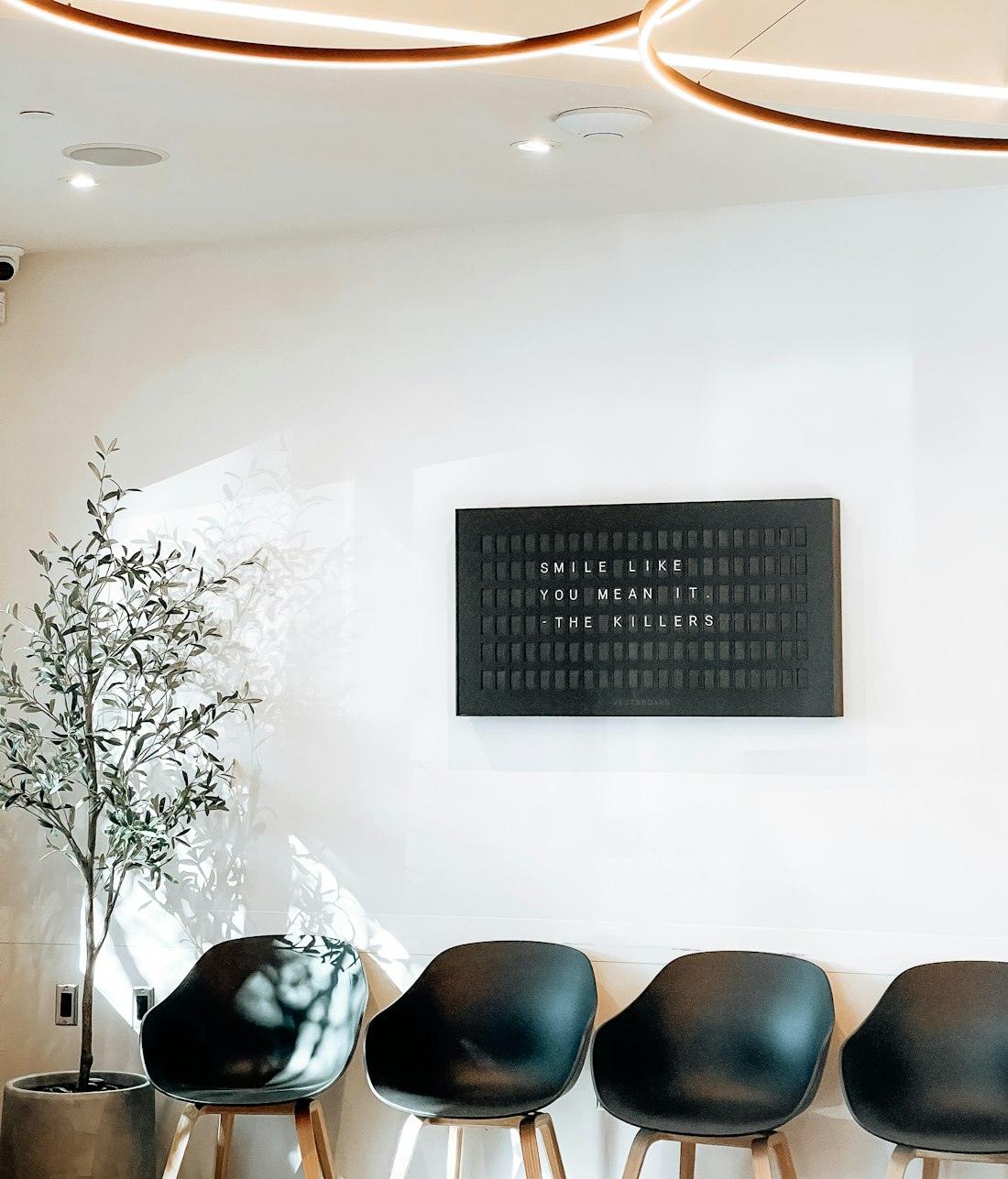 Sala de espera con sillones y plantas
