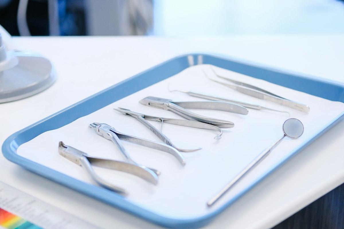 Bandeja con instrumental odontológico esterilizado